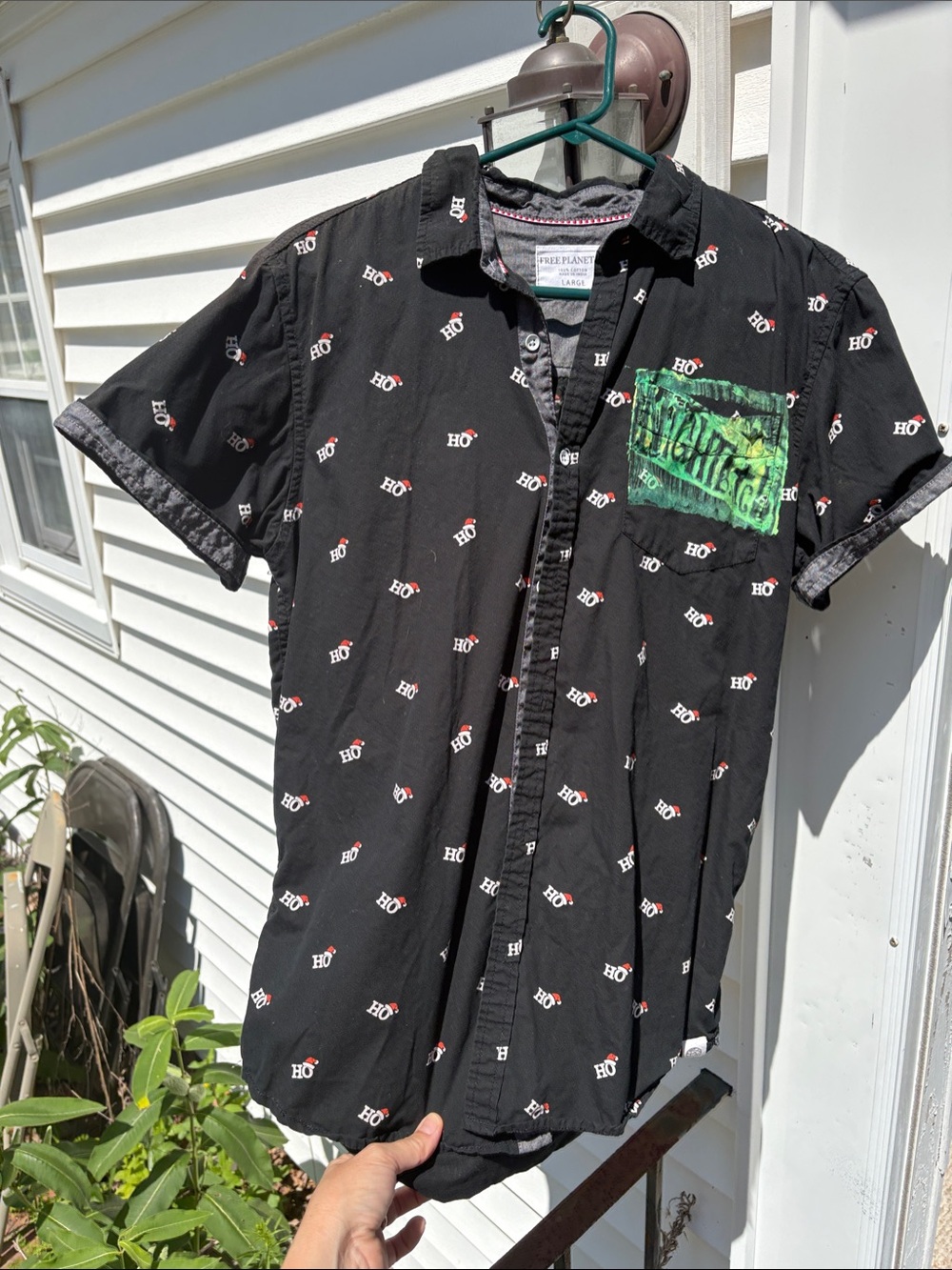 Free Planet Black Short-Sleeve hooiday Button-Down Shirt with Green Chest Pocket